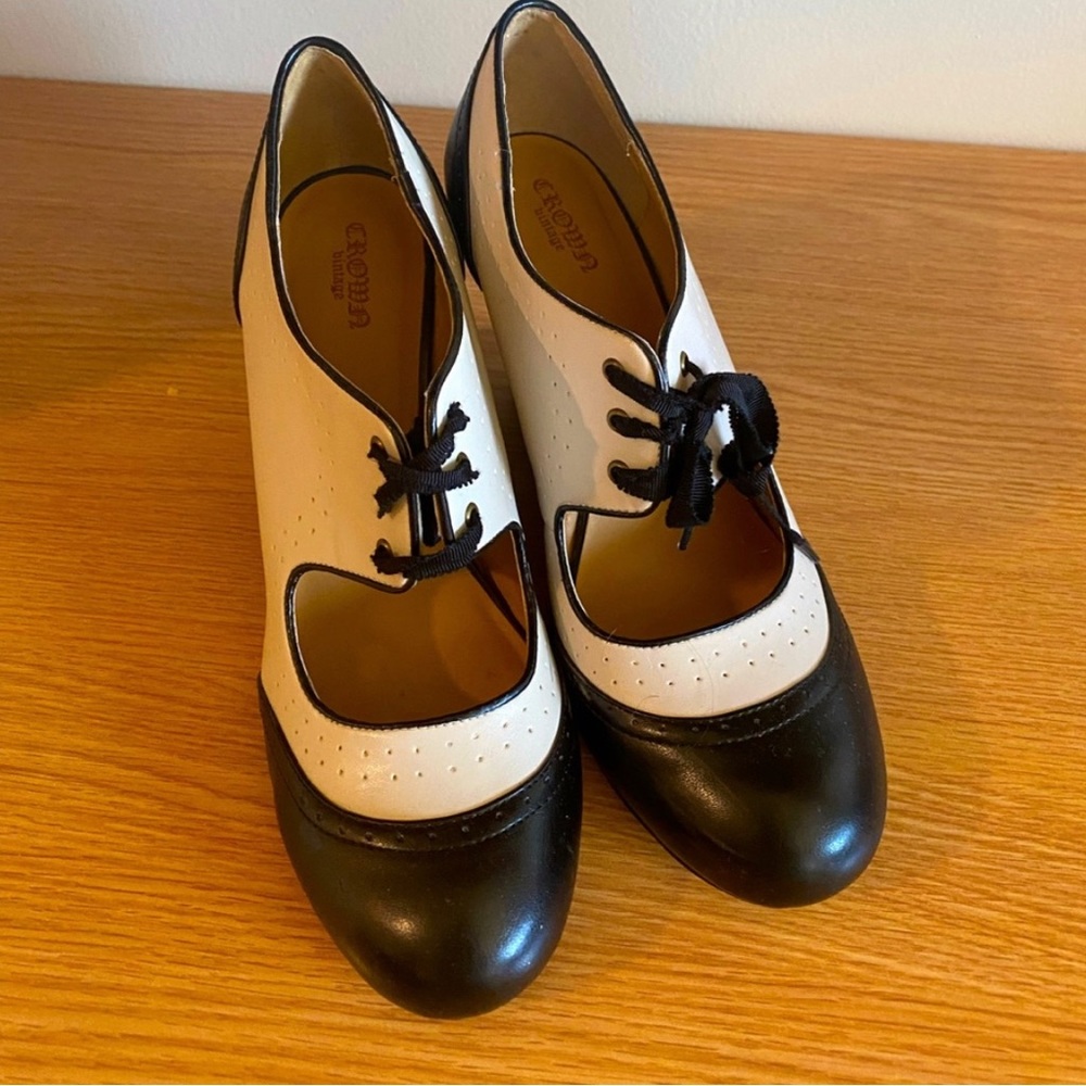 Crown Vintage “Delight” Black & Cream Spectator Mary J Wedges. 10W-Fits Like a 9